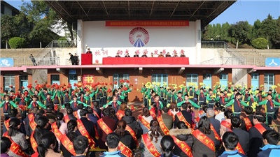 莺歌燕舞春意浓 披红戴花园丁欢